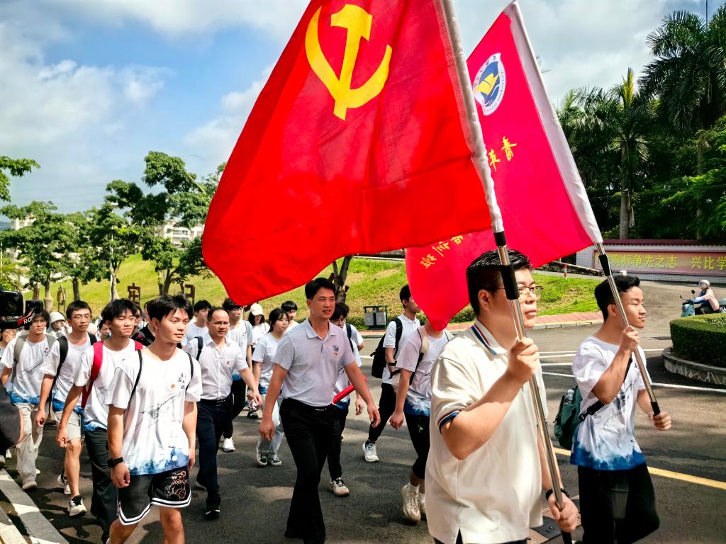 共聚永利组织师生到...
